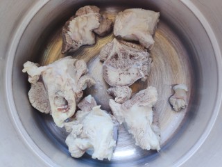 花生猪骨汤,然后放入高压锅