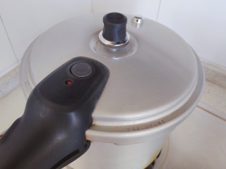 花生猪骨汤,盖上锅盖，大火开煮