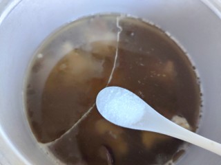 花生猪骨汤,煮好之后，待高压锅气阀降落，打开锅盖，加一小勺细盐