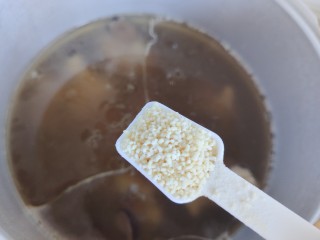 花生猪骨汤,加一小勺鸡精