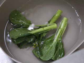 青菜鸡蛋面,青菜在清水里泡一会