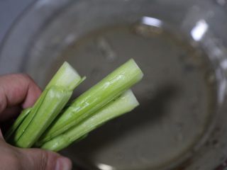 青菜鸡蛋面,清洗干净后捞出，撕掉根部的老皮