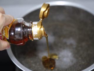 青菜鸡蛋面,锅里烧热水，水滚后加入一点盐和麻油