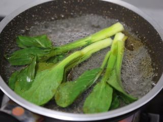 青菜鸡蛋面,再放入青菜，烫熟后捞出