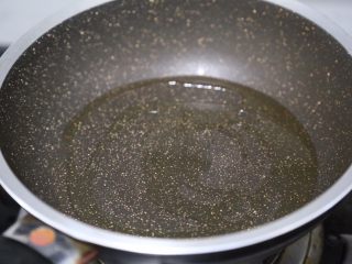 青菜鸡蛋面,锅里倒油烧热