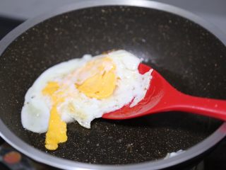 青菜鸡蛋面,煎好后盛出待用
