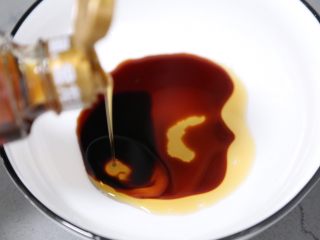 青菜鸡蛋面,碗里加入酱油、香醋、芝麻油