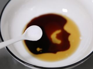 青菜鸡蛋面,再加一点盐和白糖，做一个简单的汤底