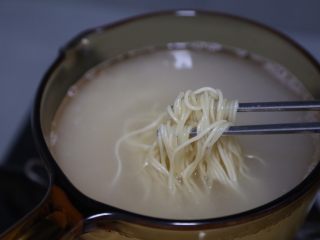 青菜鸡蛋面,面条下锅煮熟