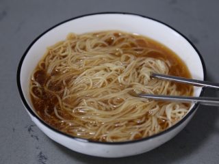 青菜鸡蛋面,煮好后捞出放入碗中