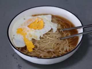 青菜鸡蛋面,摆上煎蛋