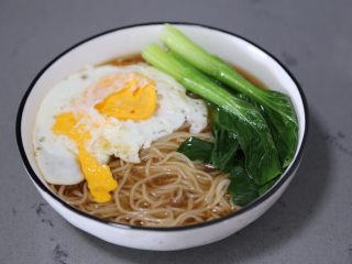 青菜鸡蛋面,再摆上青菜即可
