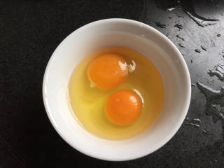 青菜平菇鸡蛋汤,鸡蛋磕碗里打散