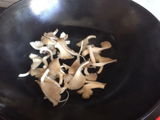 青菜平菇鸡蛋汤,下入平菇翻炒几下