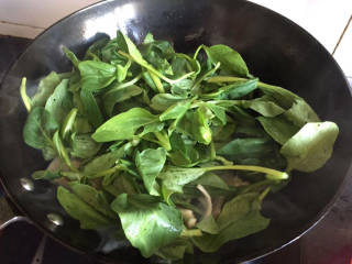 青菜平菇鸡蛋汤,下入小青菜炒软