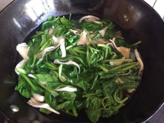 青菜平菇鸡蛋汤,倒入开水