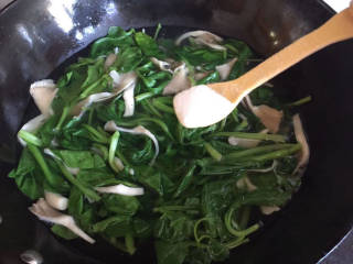 青菜平菇鸡蛋汤,加入适量盐