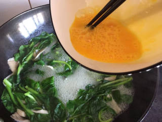 青菜平菇鸡蛋汤,煮开，倒入鸡蛋液