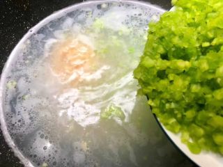 干贝苦瓜羹,把苦瓜碎倒入，待水再次煮开，把蛋清倒入，一边倒一边用筷子筷子搅散。