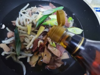 羊杂汤,冷水下锅，加入葱姜，料酒去腥，煮出血末