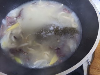 羊杂汤,20分钟左右炖至汤变白色，下入粉丝继续煮至粉丝熟透