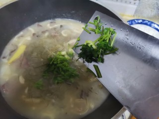 羊杂汤,下入香菜