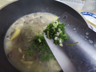 羊杂汤,下入葱花搅拌均匀即可关火