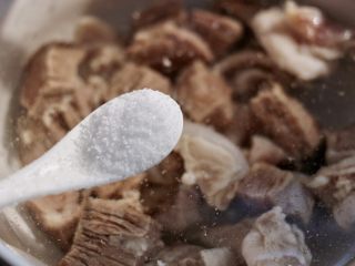 番茄牛腩汤,焯水后的牛腩放入汤碗中，加入适量清水，撒两勺盐