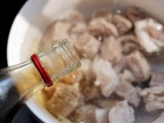 番茄牛腩汤,倒入料酒