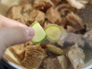 番茄牛腩汤,放入3片姜
