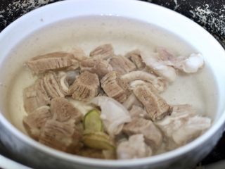 番茄牛腩汤,隔水放入电压锅