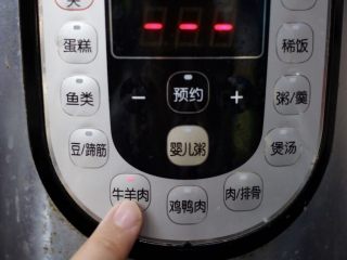 番茄牛腩汤,按“牛羊肉”功能隔水炖30分钟