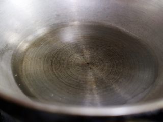 番茄牛腩汤,热锅冷油