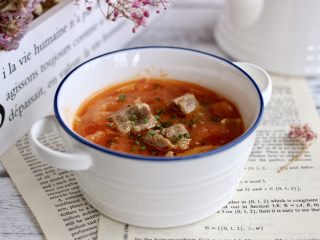 番茄牛腩汤,撒点葱即可