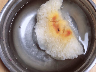 冬日暖心菜 白果莲藕银耳汤（健脾养颜）,提前将银耳浸泡3小时。