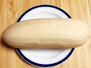 冬日暖心菜 白果莲藕银耳汤（健脾养颜）,莲藕削去外皮，洗净待用。