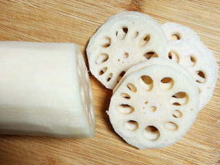 冬日暖心菜 白果莲藕银耳汤（健脾养颜）,将莲藕切成5mm的薄片。