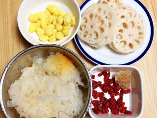冬日暖心菜 白果莲藕银耳汤（健脾养颜）,准备好泡好的银耳、白果、枸杞子、黄冰糖。