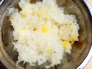 冬日暖心菜 白果莲藕银耳汤（健脾养颜）,将银耳撕成小块儿待用。