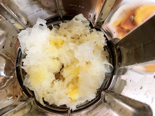 冬日暖心菜 白果莲藕银耳汤（健脾养颜）,将银耳放入到破壁机中。