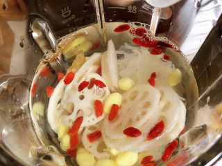 冬日暖心菜 白果莲藕银耳汤（健脾养颜）,倒入1000ml水，破壁机选择蒸煮健开始工作。