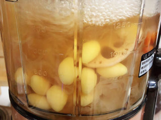 冬日暖心菜 白果莲藕银耳汤（健脾养颜）,将银耳和食材煮40分钟。