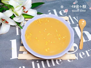 冬日暖心菜 白果莲藕银耳汤（健脾养颜）,满满的胶原蛋白，撒上一些桂花，带着桂花的香味，好看又好喝！