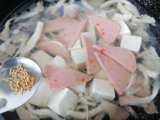 平菇豆腐汤,加少许鸡精提鲜