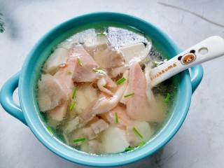 平菇豆腐汤,装入容器撒上葱花