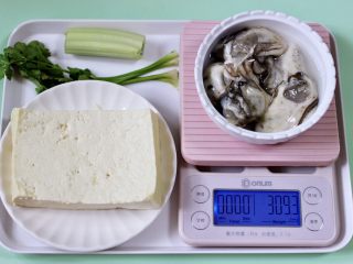 海蛎子豆腐汤,首先备齐所有的食材，北豆腐洗净后用刀切块，海蛎子提前用清水冲洗干净。