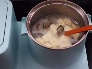 海蛎子豆腐汤,再一次用大火煮沸。