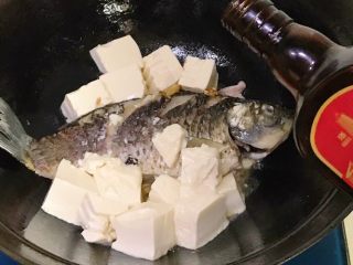 浓汤鲫鱼炖豆腐,放一点点料酒去腥