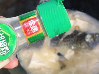 浓汤鲫鱼炖豆腐,撒一点白胡椒粉