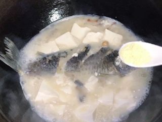 浓汤鲫鱼炖豆腐,放一点点鸡精